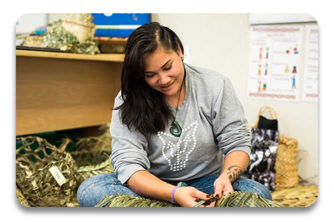 Ngaa Mahi aa te Whare Pora course. A tauira is weaving