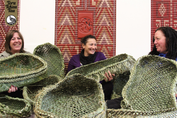 A group of Papaiōea weaving students