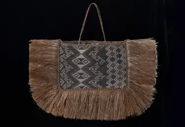 Artist: Cori Marsters. Iwi: Te Arawa, Te Whakatōhea, Avarua. Artwork: Kete Tāniko 2018. Material: Muka and natural dyes 