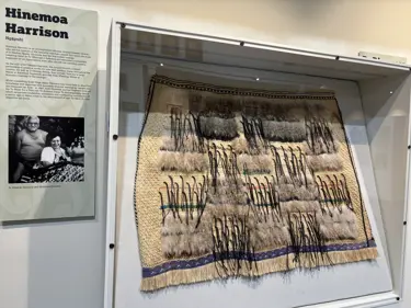 Artist: Hinemoa Harrison. Iwi: Ngāpuhi. Artwork: Toki Poutangata – Korowai 2000. Material: Kiwi feathers, Kereru feathers, muka hukahuka, silko/cotton thread 