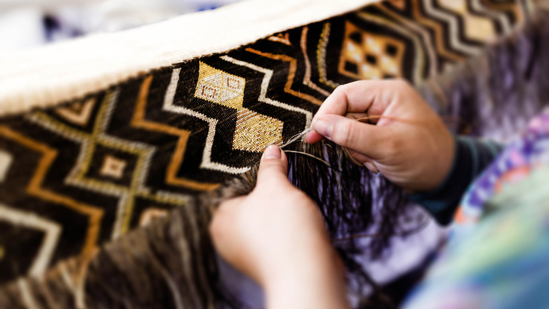 Te Wānanga o AotearoaToi Māori and Indigenous Art. Weaving an intricate korowai