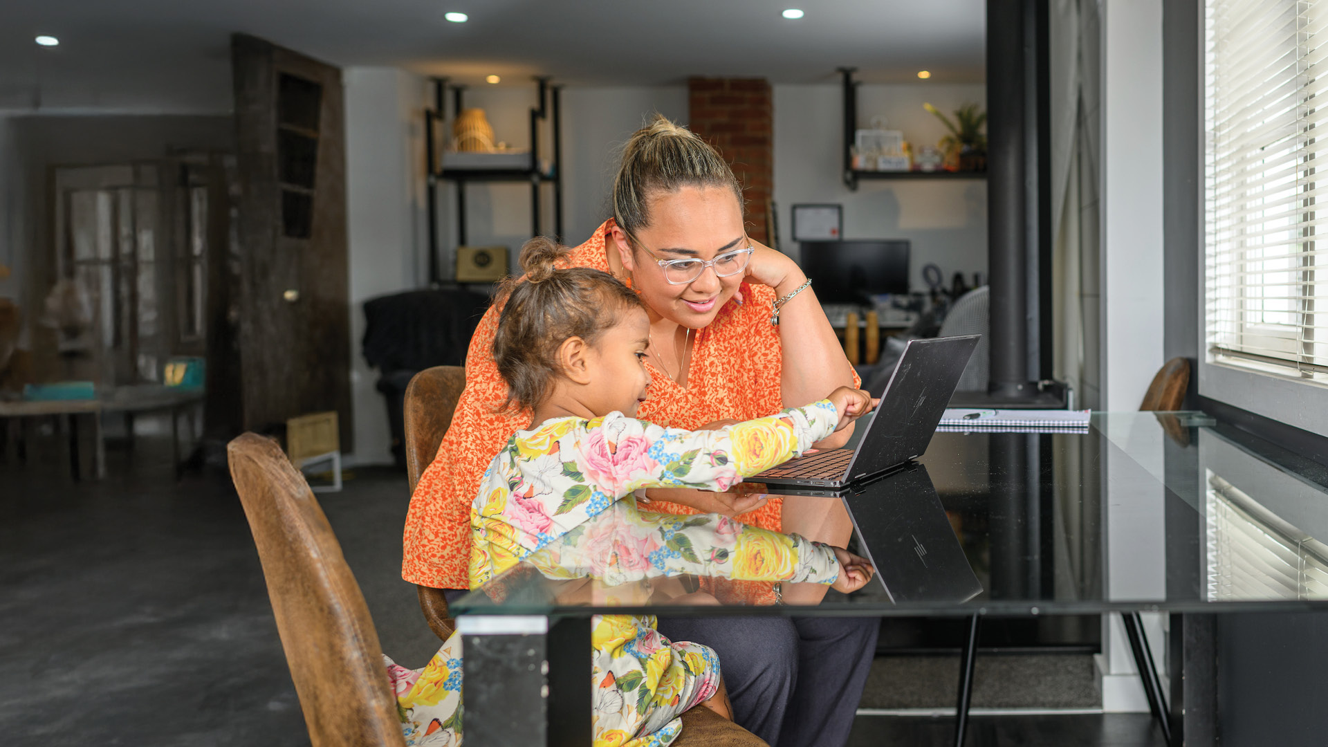 Te Wānanga o Aotearoa_Arahi Kaupapa_Certificate in Money Management 2. Mother with child playing on tablet