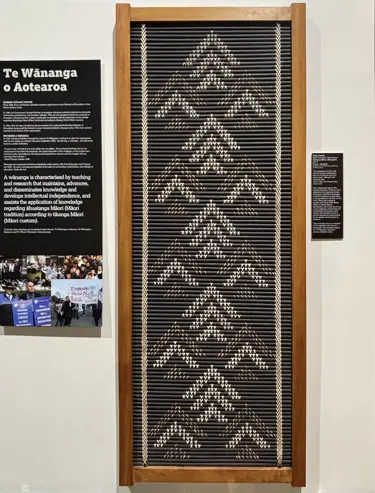 Artist: Gloria Taituha. Iwi: Ngāti Maniapoto, Ngāti Hikairo. Artwork: Te Kawau Mārō o Maniapoto 2015. Material: Pingao, harakeke 