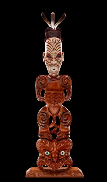 Artist: Tiopira Rauna. Iwi: Ngāti Kahungunu, Te Aitanga a Māhaki, Rongowhakaata. Artwork: Tāne-nui-a-rangi 2009. Material: Totara, Bone, Kereru feathers, Paua Shell   