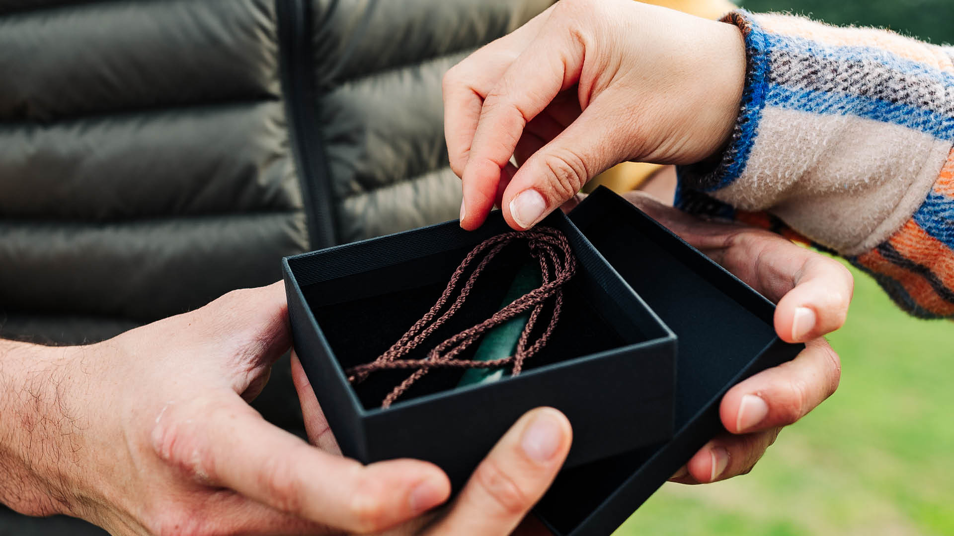 Te Wānanga o Aotearoa_Te Tirohanga Maori_Te Kunenga o te Ao Tikanga. Pounamu necklace in box being gifted. 