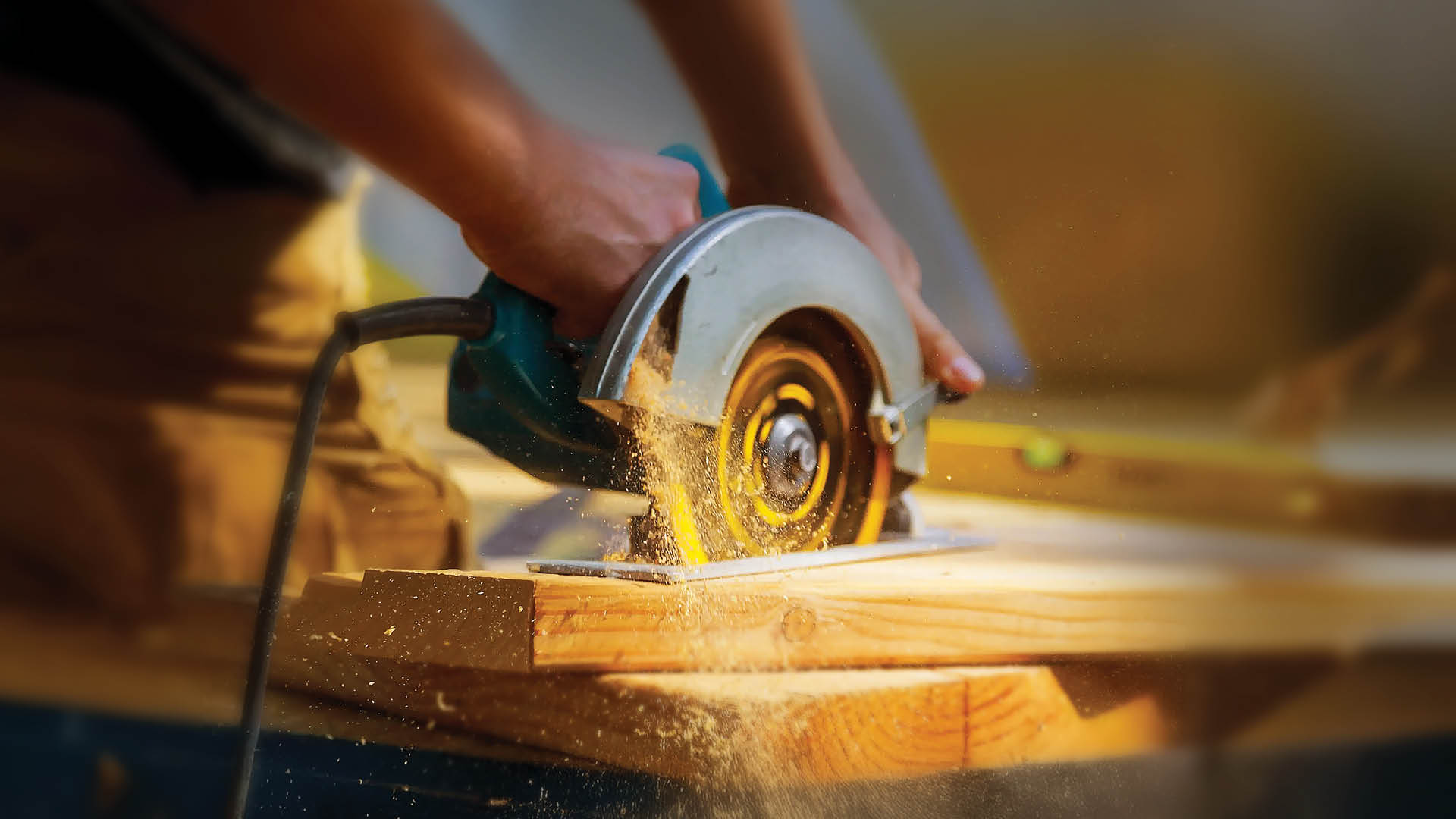 Te Wānanga o Aotearoa Mahi ā-rehe Trades & Vocations. Saw cutting through wooded planks