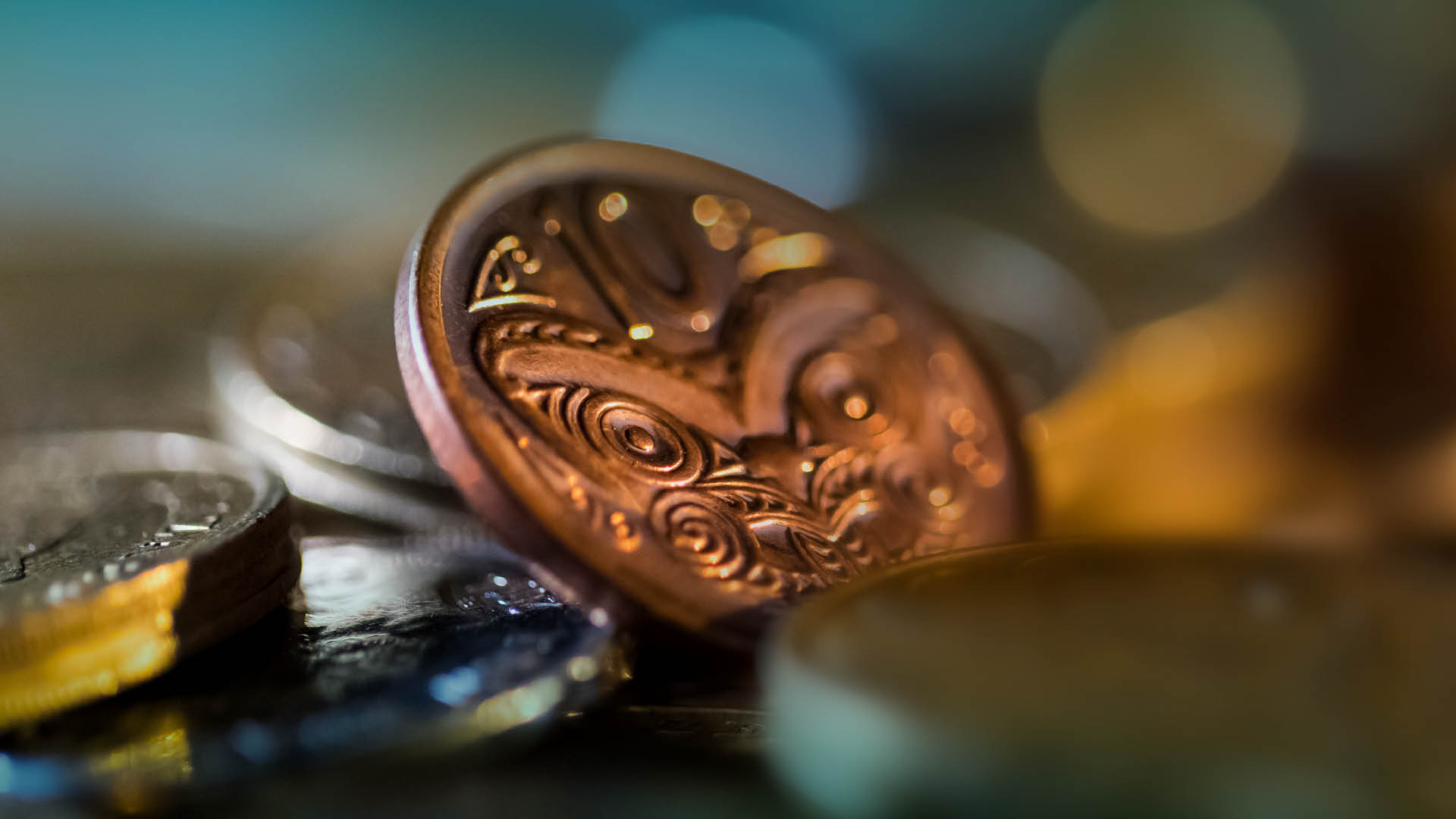 Te Wānanga o Aotearoa_Pakihi Business. Focused image of 10 cent coin on top of other money. 