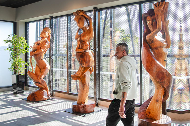A whakairo journey shaped by art and community